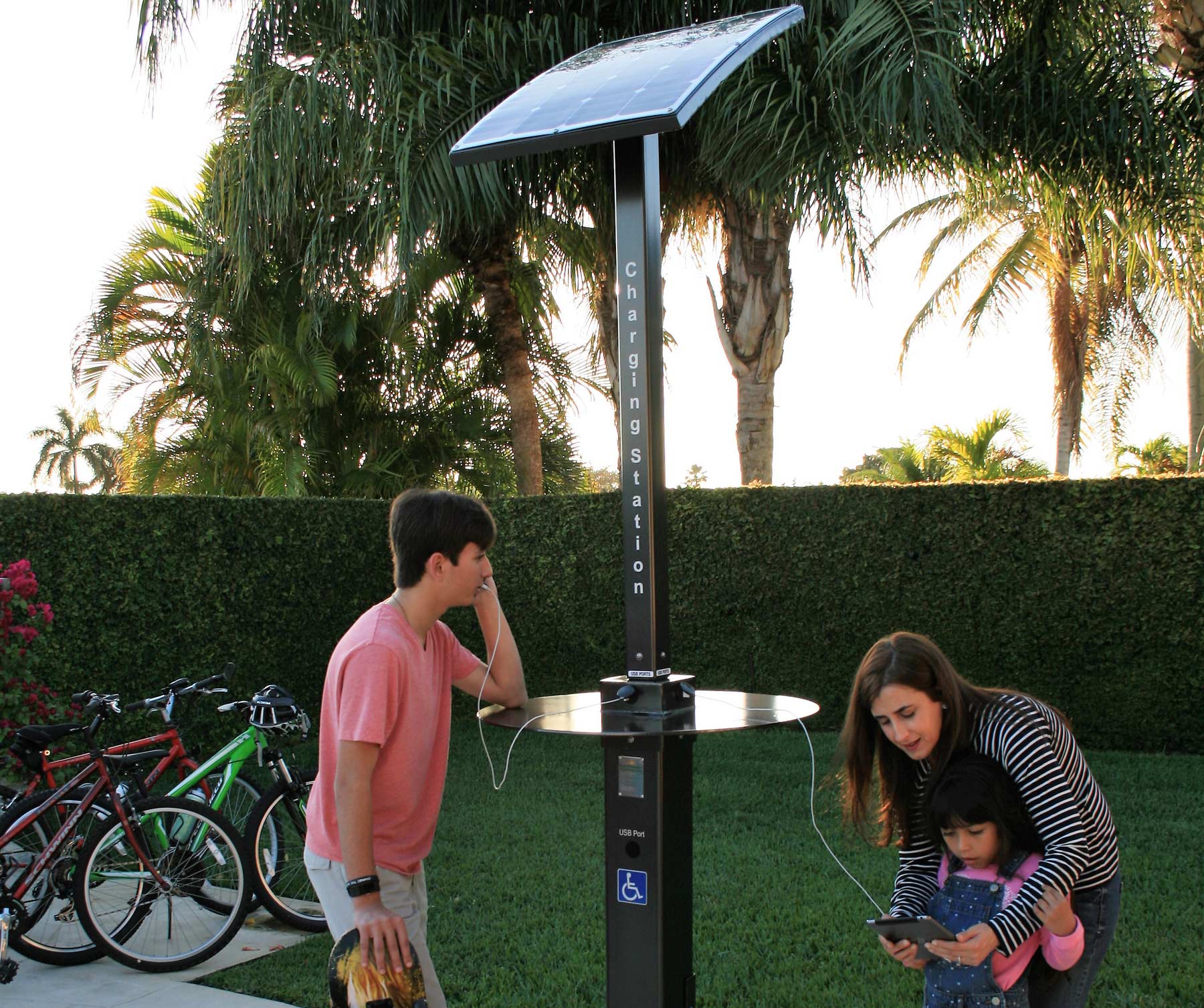 'Solia' Solar Charging Pole - 